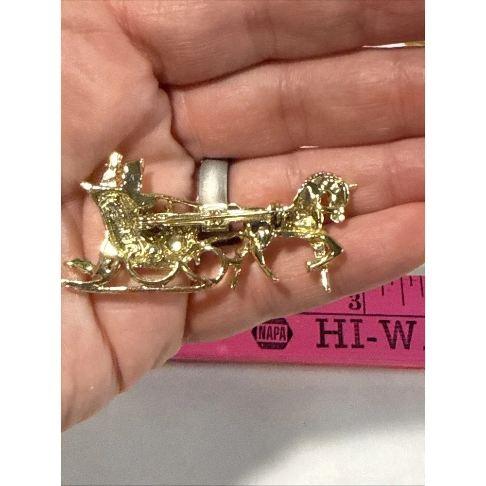 Vintage Gerry's Christmas Gold tone‎ Horse Santa Sleigh Holiday Brooch Pin